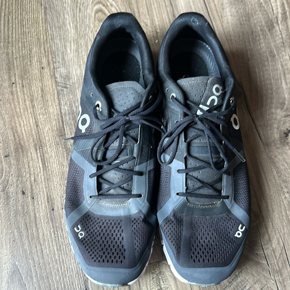 Men’s On Cloud shoes (size 11)